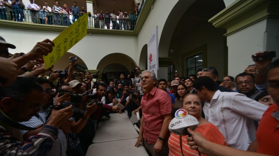 El alcalde de Xalapa, Hipólito Rodríguez llegó al Palacio Municipal a dialogar con los inconformes. Líderes sindicales exponen sus peticiones. Algunos piden trato igualitario a todos y no favorecer al sindicato mayoritorio. 