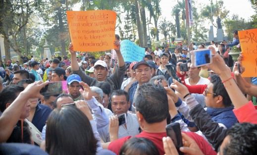 Trabajadores del municipio de Xalapa, principalmente de Limpia Pública, se manifestaron en el Palacio Municipal, pidiendo pagos a tiempo y entrega de despensas; en algunos casos recontrataciones, trato igualitario a todos los sindicatos, entre otras peticiones. 
