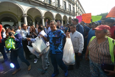 Trabajadores del municipio de Xalapa, principalmente de Limpia Pública, se manifestaron en el Palacio Municipal, pidiendo pagos a tiempo y entrega de despensas; en algunos casos recontrataciones, trato igualitario a todos los sindicatos, entre otras peticiones. 