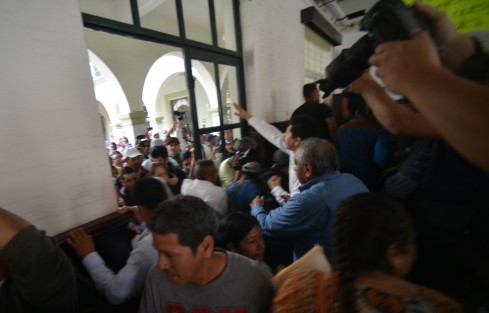 Trabajadores del municipio de Xalapa, principalmente de Limpia Pública, se manifestaron en el Palacio Municipal, pidiendo pagos a tiempo y entrega de despensas; en algunos casos recontrataciones, trato igualitario a todos los sindicatos, entre otras peticiones.  