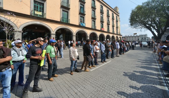 Ante la amenazante presencia de elementos de la SSP, los manifestantes se reubicaron a lo largo de la calle. 