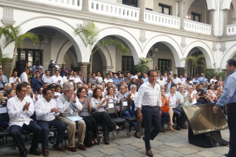El Plan de Obras Municipal de Veracruz 2018, fue presentado en el patio central del palacio municipal. Al evento acudieron diputados locales, federales y secretarios del gobierno estatal y afines a esta administración municipal.