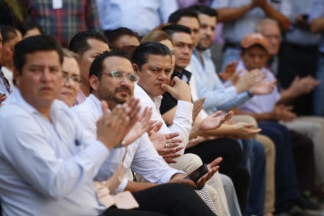 El Plan de Obras Municipal de Veracruz 2018, fue presentado en el patio central del palacio municipal. Al evento acudieron diputados locales, federales y secretarios del gobierno estatal y afines a esta administración municipal.