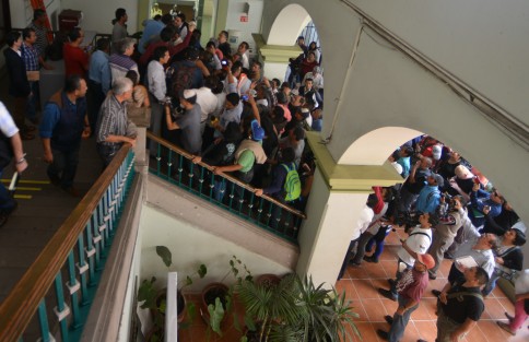 Trabajadores del municipio de Xalapa, principalmente de Limpia Pública, se manifestaron en el Palacio Municipal, pidiendo pagos a tiempo y entrega de despensas; en algunos casos recontrataciones, trato igualitario a todos los sindicatos, entre otras peticiones.