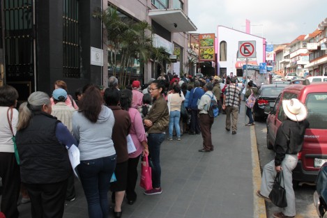 Largas filas para que adultos mayores reciban su pensión de SEDESOL federal, se pudieron ver este miércoles en el Palacio Federal de Xalapa (Correos). El programa se encuentra cerrado para nuevas afiliaciones. 