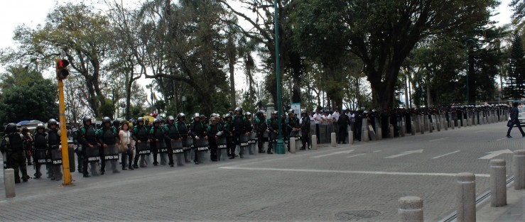Para la delincuencia no hay policía, para los manifestantes de Limpia Pública hubo muchos. El alcalde de Xalapa les aclaró a los trabajadores que el Ayuntamiento no los solicitó, ya que cabe recordar, estos están a cargo del Gobierno del Estado. 