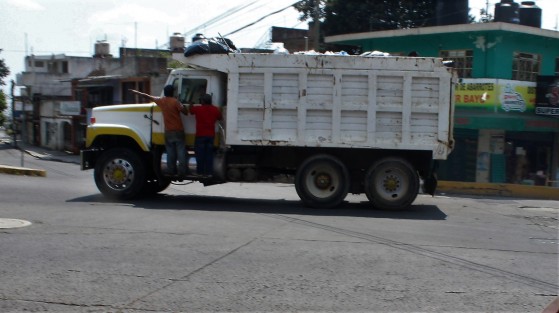 Pese a la marcha y protesta de Limpia Pública, por la mañana de este miércoles se vio camiones recolectando basura. 