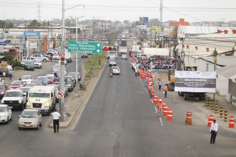 La inauguración de los trabajos de construcción del Paso Superior Vehicular Nuevo Veracruz,en la ciudad de Veracruz, intensificó el tráfico en esta zona que conecta al puerto y a la zona industrial Bruno Pagliai.  
