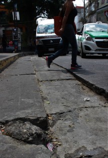 Destrozadas quedaron las calles del centro de Xalapa con la sustitución de denaje con un método según novedoso, durante la administración pasada. La actual se verá en la necesidad de repararla. 