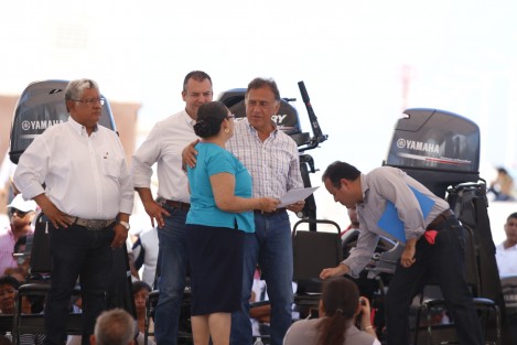 El gobernador de Veracruz, Miguel Ángel Yunes Linares, realizó la entrega de apoyos del Programa de Fomento a la Productividad Pesquera y Acuícola. 
