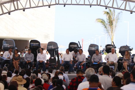 El gobernador de Veracruz, Miguel Ángel Yunes Linares, realizó la entrega de apoyos del Programa de Fomento a la Productividad Pesquera y Acuícola. 
