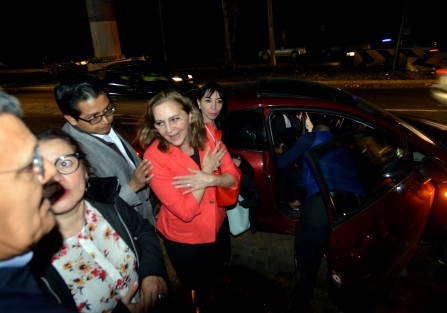 La investigadora del IIHS-UV, Rosío Córdova, acudió a la Fiscalía, luego de fuera citada por revelar datos sobre secuestros de estudiantes como parte de un trabajo realizado junto con otros investigadores.
