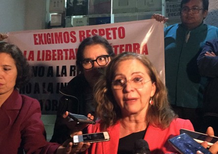 Rosío Córdova lamentó que la rectora Sara Ladrón de Guevara se deslindara de un trabajo que se realiza en la institución educativa a su cargo, y de que se violara la autonomía de la UV al ingresar ministeriales para entregarle el intimidatorio citatorio. 