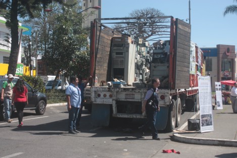 Este sábado se lleva a cabo la colecta de desechos múltiples para reciclaje en Xalapa. Hasta las 3 de la tarde se recibieron desde cajas tetrapack hasta aparatos electrónicos. El evento fue organizado por dependencias de los tres niveles de gobierno. 