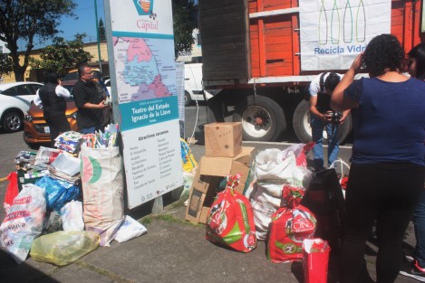 Este sábado se lleva a cabo la colecta de desechos múltiples para reciclaje en Xalapa. Hasta las 3 de la tarde se recibieron desde cajas tetrapack hasta aparatos electrónicos. El evento fue organizado por dependencias de los tres niveles de gobierno. 