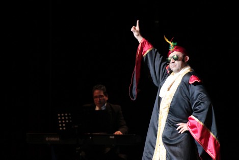 En un ameno monólogo de teatro cabaret, en el que el actor involucra al público, el 11 veces presidente de México, Antonio López de Santa Anna, es materializado gracias a El Gran Chilacáyotl, y  trata de reivindicar su nombre a través de la narración de su versión de los hechos históricos en que participó, a la vez de hacer una analogía con políticos y situaciones actuales. 

