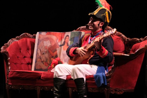 Con excelente musicalización de piano, así como sones al compás de la jarana, el villano más grande de la historia de México quiere resaltar ante el público, que sus errores históricos siempre fueron movidos por su gran amor a la patria, y que en realidad no es tan diferente de otros personajes de la historia, antigua y moderna.