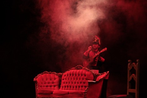 Esta puesta en escena se trajo a Xalapa en el marco del 224 aniversario del nacimiento, en Xalapa, Veracruz, de uno de los personajes más odiados de la historia de México, Antonio López de Santa Anna.
