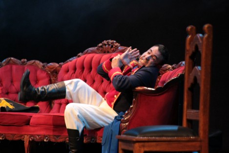Con motivo de las Jornadas Xalapeñas organizadas por <em>La Academia del mal y los provocadores de la Historia</em>, en el Teatro del Estado se presentó la obra de teatro <em>Dicen que me parezco a Santa Anna ... ¡Y ni guitarra tengo!</em>.