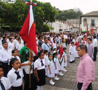 43 escuelas de Papantla recibieron banderas de parte del Gobierno Municipal a través de la dirección de fomento educativo, cumpliendo así el objetivo de apoyar la educación y fomentar el amor y respeto a los símbolos patrios.
