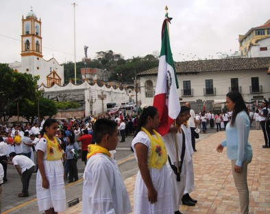 43 escuelas de Papantla recibieron banderas de parte del Gobierno Municipal a través de la dirección de fomento educativo, cumpliendo así el objetivo de apoyar la educación y fomentar el amor y respeto a los símbolos patrios.