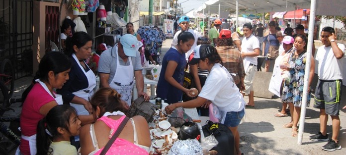 Con 245 metros de dulce de coco, Tecolutla, Ver. volvió a superar la marca de la cocada más grande del mundo, durante el Festival del Coco 2018.