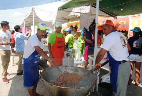 Con 245 metros de dulce de coco, Tecolutla, Ver. volvió a superar la marca de la cocada más grande del mundo, durante el Festival del Coco 2018. 
