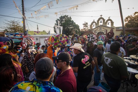 A diferencia de otros carnavales afromestizos del estado de Veracruz, que se efectúan antes del inicio del tiempo de Cuaresma, el de Almolonga, mpio. de Naolinco, se realiza ya dentro de este periodo de la fe cristiana.  