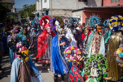 A diferencia de otros carnavales afromestizos del estado de Veracruz, que se efectúan antes del inicio del tiempo de Cuaresma, el de Almolonga, mpio. de Naolinco, se realiza ya dentro de este periodo de la fe cristiana.  