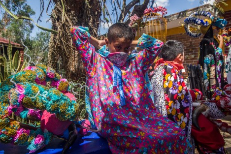 A diferencia de otros carnavales afromestizos del estado de Veracruz, que se efectúan antes del inicio del tiempo de Cuaresma, el de Almolonga, mpio. de Naolinco, se realiza ya dentro de este periodo de la fe cristiana.  