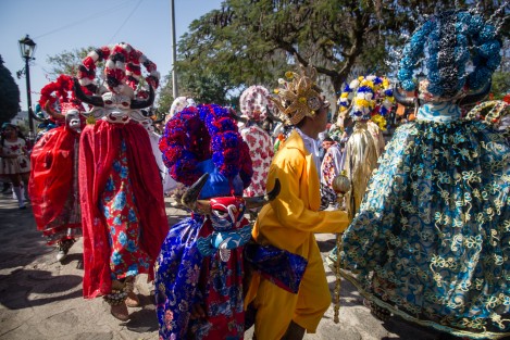 A diferencia de otros carnavales afromestizos del estado de Veracruz, que se efectúan antes del inicio del tiempo de Cuaresma, el de Almolonga, mpio. de Naolinco, se realiza ya dentro de este periodo de la fe cristiana.  