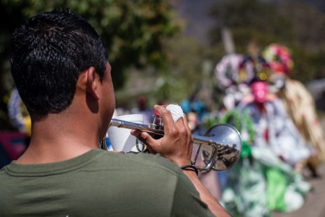 A diferencia de otros carnavales afromestizos del estado de Veracruz, que se efectúan antes del inicio del tiempo de Cuaresma, el de Almolonga, mpio. de Naolinco, se realiza ya dentro de este periodo de la fe cristiana.  