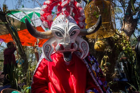 A diferencia de otros carnavales afromestizos del estado de Veracruz, que se efectúan antes del inicio del tiempo de Cuaresma, el de Almolonga, mpio. de Naolinco, se realiza ya dentro de este periodo de la fe cristiana.  