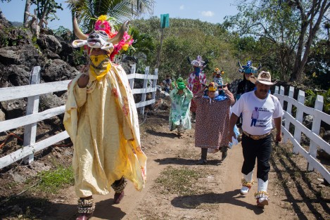 A diferencia de otros carnavales afromestizos del estado de Veracruz, que se efectúan antes del inicio del tiempo de Cuaresma, el de Almolonga, mpio. de Naolinco, se realiza ya dentro de este periodo de la fe cristiana.  
