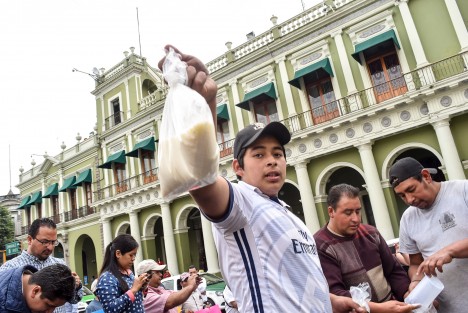 Productores regalaron leche en la plaza Lerdo debido a que el gobierno no les autoriza el aumento en el precio.  
