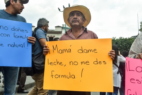 Productores regalaron leche en la plaza Lerdo debido a que el gobierno no les autoriza el aumento en el precio.  