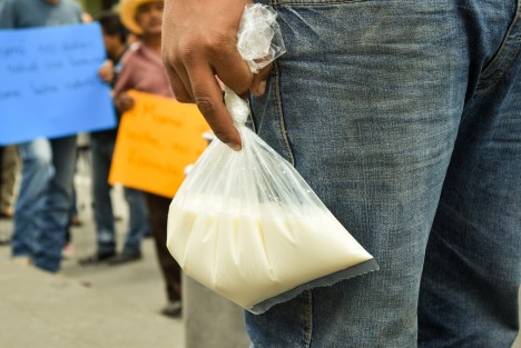 Productores regalaron leche en la plaza Lerdo debido a que el gobierno no les autoriza el aumento en el precio.  