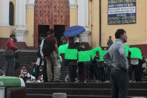 Viudas de policías de la SSP fallecidos en cumplimiento de su trabajo, se manifestaron en la Plaza Lerdo de Xalapa, debido a que no se les ha cumplido con la entrega de las casas que les prometieron. A pesar de haber sido recibidas por autoridades actuales, siguen sin respuesta.