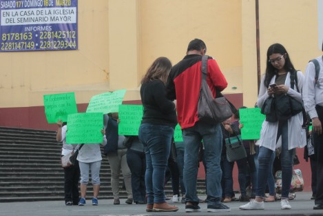 Viudas de policías de la SSP fallecidos en cumplimiento de su trabajo, se manifestaron en la Plaza Lerdo de Xalapa, debido a que no se les ha cumplido con la entrega de las casas que les prometieron. A pesar de haber sido recibidas por autoridades actuales, siguen sin respuesta.