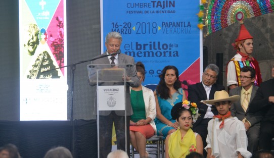 Este lunes fue presentado en el patio central de Palacio de Gobierno,
el programa de la 19a edición del festival Cumbre Tajín. 
 