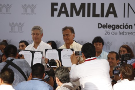 El director general del INFONAVIT, David Penchiba Grub, y el gobernador del estado, Miguel Ángel Yunes Linares, firmaron convenio de colaboración. Además, se entregaron cancelaciones de créditos hipotecarios y devolución de subcuenta de vivienda. 