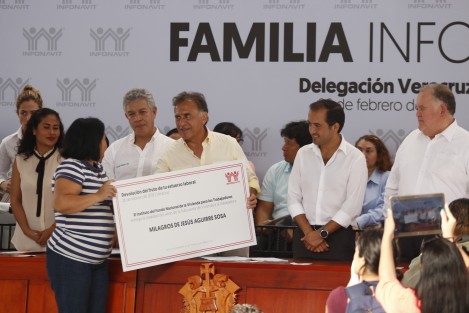 El director general del INFONAVIT, David Penchiba Grub, y el gobernador del estado, Miguel Ángel Yunes Linares, firmaron convenio de colaboración. Además, se entregaron cancelaciones de créditos hipotecarios y devolución de subcuenta de vivienda. 
