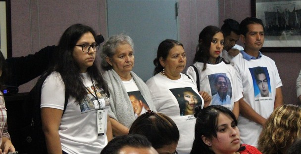 Familliares de desaparecidos acudieron a la sesión de la diputación permanente de este lunes. Al portar playeras con la imagen de sus familiares desaparecidos, algunos se les impidió el ingreso al Palacio Legislativo... por si se manifestaban. 