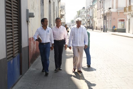 El gobernador de Veracruz, Miguel Ángel Yunes Linares, realizó un recorrido por el centro de la ciudad y se le vio sorprendido al constatar el deterioro y abandono en que se encuentra esta zona turística. Al parecer  tiene bastante tiempo que no pasaba por ahí. 