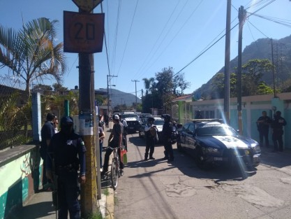 La mañana de este martes se suscitó una balacera en la colonia Cuauhtémoc de Río Blanco, cuando elementos del orden realizaban un recorrido en dicha colonia. Afuera de una presunta casa de seguridad, sujetos armados los recibieron a balazos. Algunos de ellos escaparon, mientras se reporta dos abatidos, uno en la azotea y uno en el interior de la casa.
