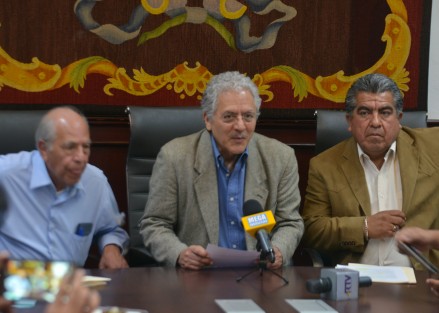 El alcalde de Xalapa, Hipólito Rodríguez, informó sobre los acuerdos a que se llegó con el sindicato de trabajadores de CMAS; así mismo de la detección de aviadores en esa dependencia, los cuales cobraban alrededor de 1 mdp mensuales.  