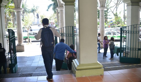 Los filtros que se habían colocado para entrar al Palacio Municipal de Xalapa fueron retirados, luego de que se hiciera público que su colocación obedeció a la extorsión de que fueron víctimas algunos regidores por sujetos que ingresaron al edificio.  
