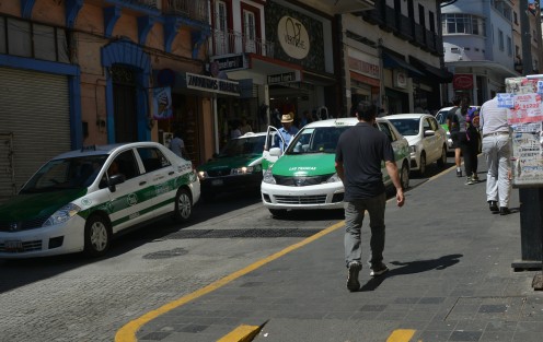 En pleno centro de la ciudad se siguen viendo circular taxis sin placas y que suben pasaje en condiciones prohibidas, y las autoridades de Tránsito no dicen nada. 