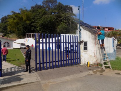 Le dan una mano de gato a la comandancia de la policía municipal de Tlapacoyan.
