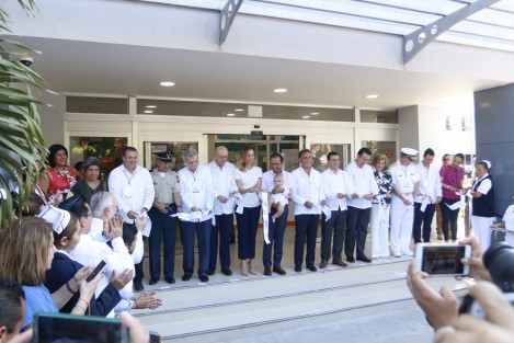 El gobernador de Veracruz, Miguel Ángel Yunes Linares, inauguró el Hospital Infantil, obra con 8 años de atraso en su construcción, esto pese a que la obra se asignó a otra constructora, desacatando un amparo para no rescindir el contrato a la constructora que la tenía originalmente a su cargo.   